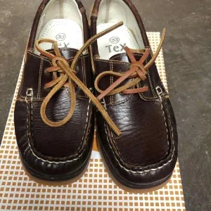 Bruna skinn loafers seglarskor med snörning 33