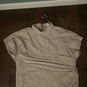 Beige topp med hög krage Holly & Whyte