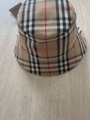 Burberry bucket hat med klassiskt rutmönster