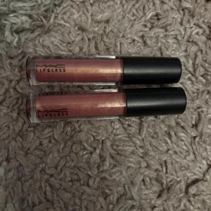 MAC Lipglass i nyansen Nymphette
