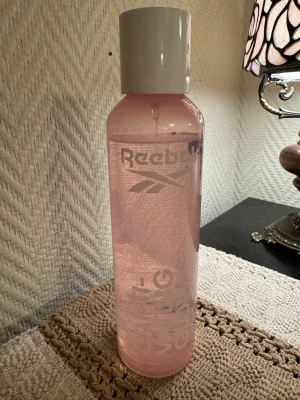 Glittrig bodymist från Reebok