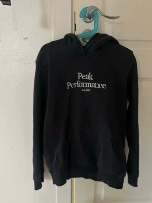 Mörkblå hoodie från Peak Performance