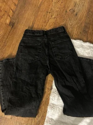 Svarta wide jeans med hög midja