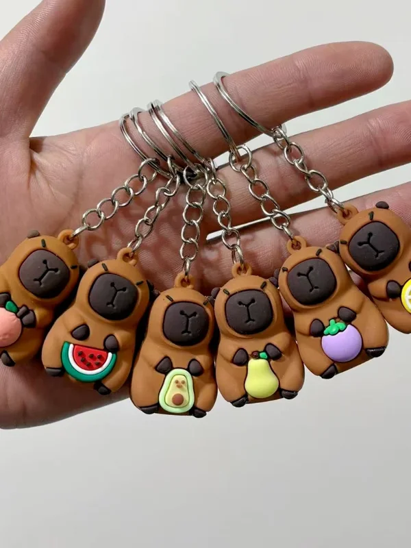 AliExpress - Mignon Capybara porte-clés poupée étreignant fruits série pendentif cyclisme sac à dos clé pendentif accessoires laid mignon Pvc 
