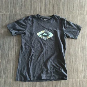 Svart t-shirt från Quiksilver