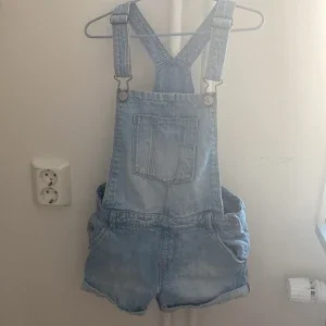 Hängselbyxor shorts i denim.
