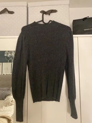 Mörkgrå ribbad stickad tröja ONLY