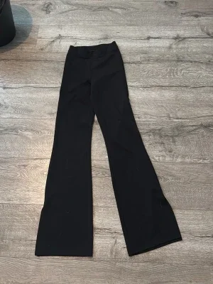 Svarta utsvängda leggings