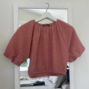 Fin rosa blus i skrynkligt material
