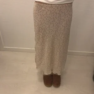 Blommig lång kjol