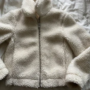 vit teddy jacka