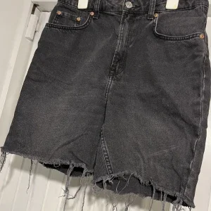 slitna trasiga jeans shorts
