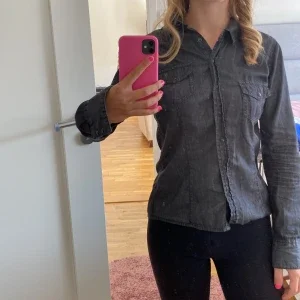 Svart jeansskjorta