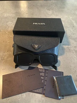 Prada Solglasögon