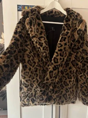 Leopardmönstrad fuskpälsjacka