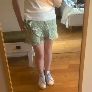 Grön blommig kjol med inbyggda shorts