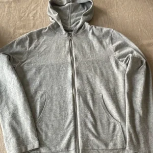 Grå zip up hoodie