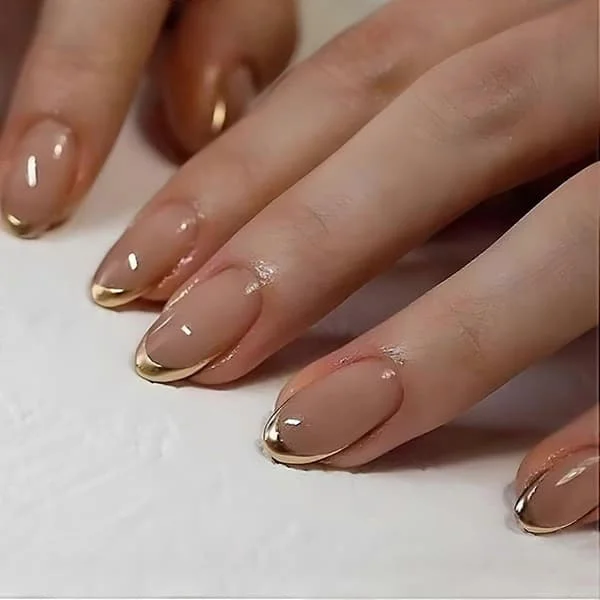 24 st Guld Fransk Manikyr Tryck på Naglar Korta Falska Naglar Mandelformade Tryck på Guld Nagelspetsar Korta Lim på Naglar Glansig Full Täckning 