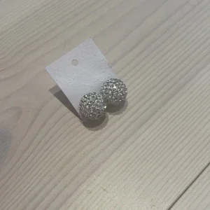Glittriga silverörhängen med stenar