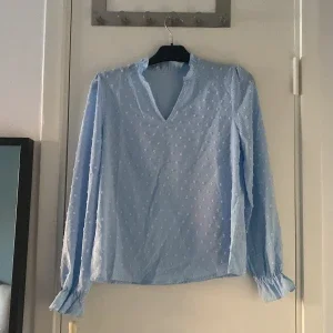 Gullig blå blus