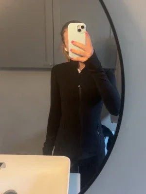 Lululemmon define jacket