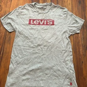 Grå Levis t-shirt