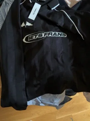 Svart t-shirt från Iets Frans