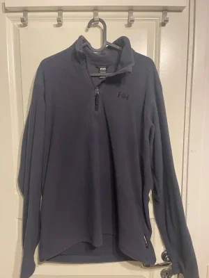 Mörkblå fleece från Helly Hansen