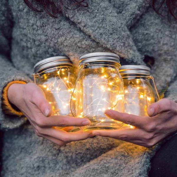 Mason Jar Lampor Solcellsdrivna | 20 LED Slingor | Bords- eller Hängande Lyktor för Trädgård, Uteplats eller Balkong | Utomhuslykta med Ljusslinga