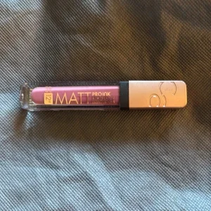 Matt flytande läppstift i lila nyans