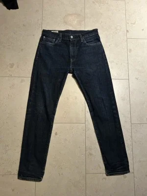 Marinblå Levis 512