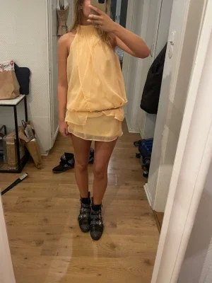 Orange klänning