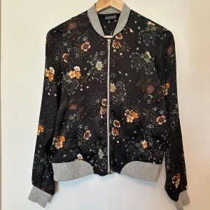 Blommig bomberjacka från Vero Moda