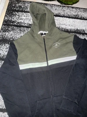 Grön och svart hoodie Newport Bay