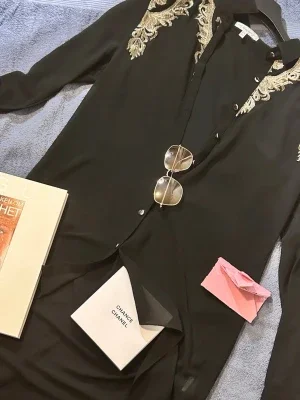 Svart lång skjorta med broderade detaljer