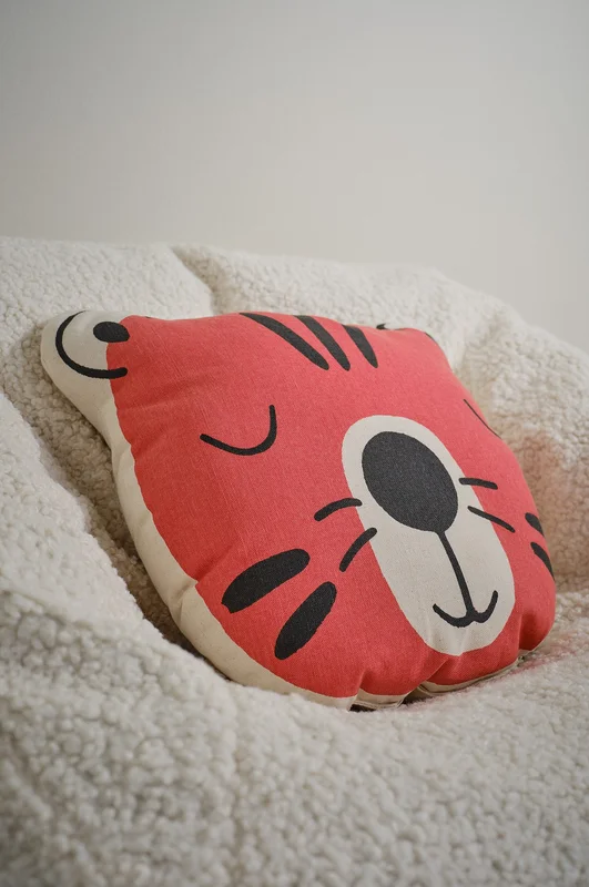 Jotex - Pute 40x40 Cm rød/svart - TIGER - Kjøp Barneputer hos Jotex