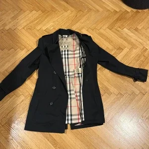 Burberry trenchcoat ”The Kensington” svart