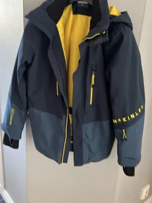 Mörkblå fodrad jacka McKinley stl 158