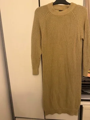 Beige stickad klänning från Pieces