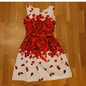Vit och röd klänning med blommönster