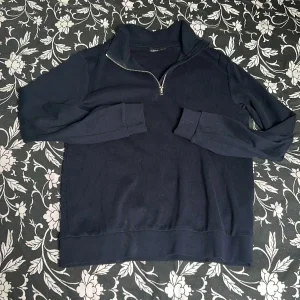 Mörkblå half zip sweatshirt