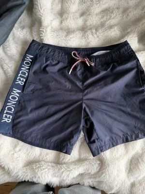 Mörkblå badbyxor från Moncler