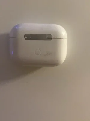 Vita hörlurar med USB-c. Pris kan pratas vid.