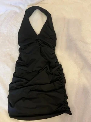 Svart halterneck klänning