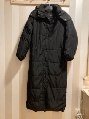 Svart lång vinterjacka