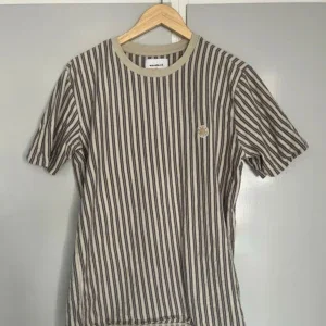 Randig t-shirt från Woodbird Small herr