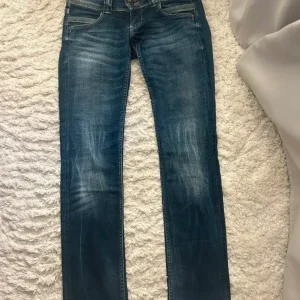 Låg midjade jeans med raka ben