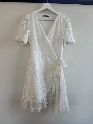 Vit klänning från Gina Tricot midsommar studenten