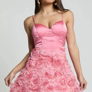 Showpo klänning, Rosa kort satin klänning med 3D-blommor