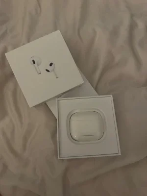 Apple AirPods 3 - Apple Lightning kabel + kvitto